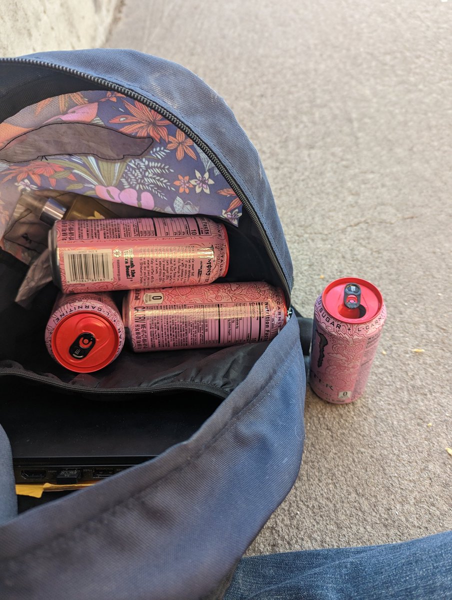 ArsonIsMyHobby's tweet photo. me having money isn't a good idea, imma have kidney stones by 17 for sure https://t.co/YlBfbU3sCt