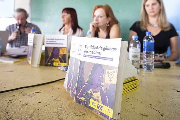 Red_PAR's tweet photo. “EQUIDAD DE GÉNEROS EN MEDIOS: DESAFÍOS DE UN NUEVO PARADIGMA COMUNICACIONAL”

#RedPAR participó de la propuesta realizada por la   Comunicación para la Igualdad con apoyo de la Fundación Friedrich Ebert. https://t.co/ZrVBIJkldl