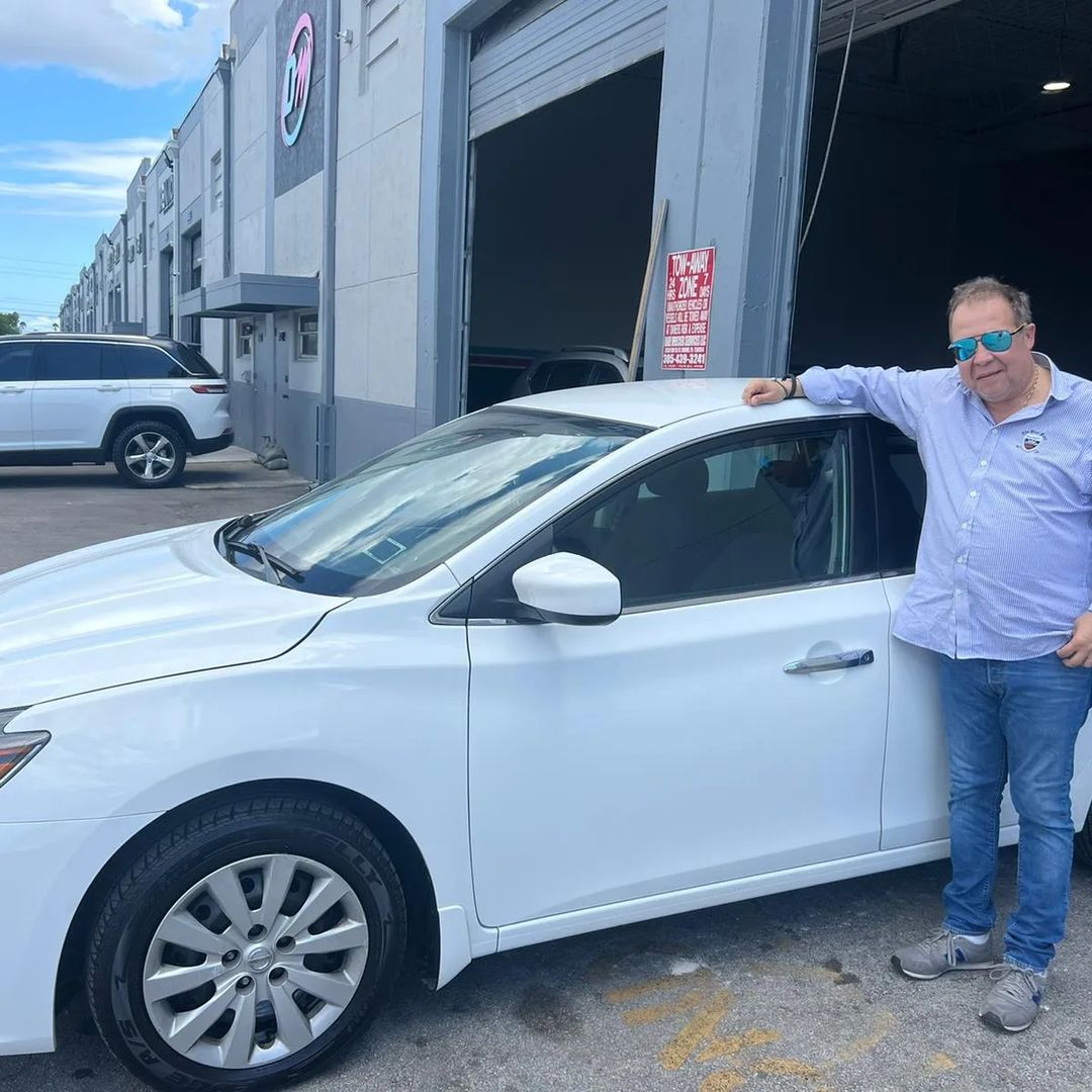 latablablog's tweet photo. Y para ponerle la "guinda al pastel", en septiembre apareció de vacaciones (aún está allá) en #Florida, EEUU, para que no quedarán dudas de la alta cuantía de su riqueza. Entre las primeras imágenes que compartió se encuentra la de la adquisición de un automóvil de alta gama. https://t.co/FLUpkD5Za4