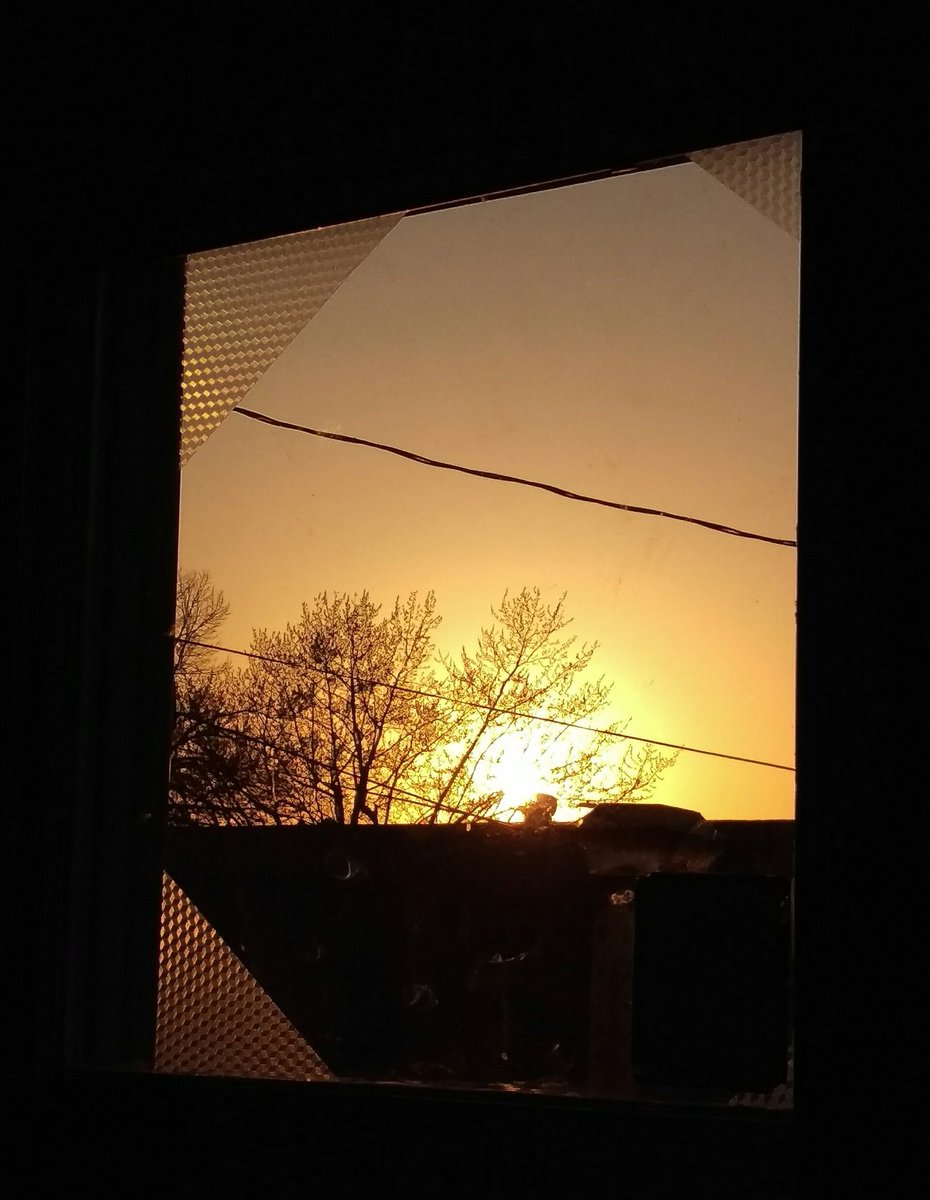 T_Macdonald2's tweet photo. @iamtalk There is always Light, even in the Dark of Night. Light comes, in the promise of a sunset, &amp; it's morning after in its sunrise. It is in the People we meet &amp; connect with, in the everyday encounters. It just takes noticing &amp; acknowledging, &amp; remembering how it feels. 🌞🌜🔦💡😊 https://t.co/ofADME99w2