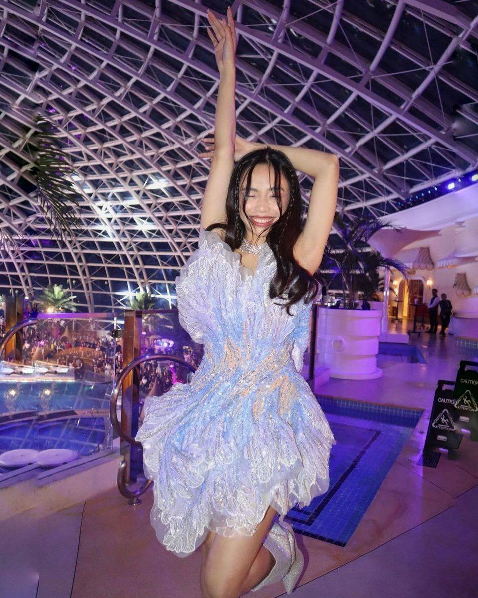 ‘5TH MEMBER OF BLACKPINK?’ 👀

TV personality na si Maymay Entrata, nag-share ng ilang mga larawan habang suot ang kanyang silver dress.

“Last night with SSI! Thank you po sana nag enjoy po kayo,” caption nito sa kanyang post.