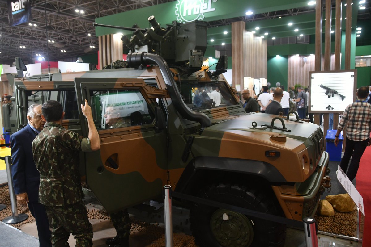 beto_caiafa's tweet photo. Estande da Ares Aeroespacial e Defesa apresentando competências em munições para carros de combate e artilharia, e a SARC Remax 4 montada no IDV LMV. Fotos: @beto_caiafa  #LAAD23  @LAAD_Exhibition https://t.co/NxhdJaeqly