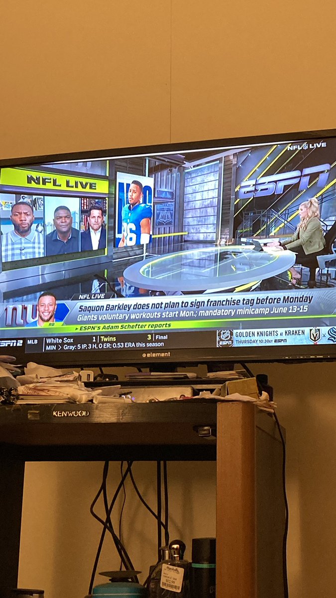 DeQuonDeWonK's tweet photo. Okay Iโm watching my favorite tv ๐บ show at 12:00 ๐ am and yeah you already know #NFLLive #ESPNNFLLive #ESPN @ESPNNFL @espn with the host @LauraRutledge ๐๐๐๐๐ and the guys, the bros, @keyshawn @Realrclark25 @AdamSchefter ๐๐พ๐๐พ๐๐พ๐๐พ๐๐พ๐๐พ wuddup everybody how u doinโ https://t.co/lEKHOVPiAU