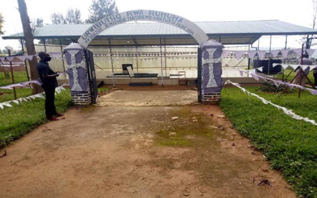 #BugeseraTuribuka kuwa 13/04/1994, ubwo buri mututsi yahigwaga ngo yicwe, abari bahungiye ku Ruhuha bishwe urupfu rw’indengakamere; abataricwa bahigwa bunyamaswa bashaka aho bahungira ngo barebe ko babaho byibura undi munota. 
#Kwibuka29
1/3