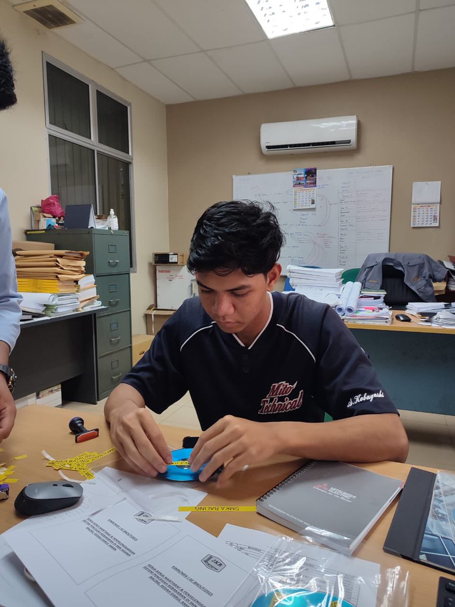 jkrckmintern's tweet photo. Rabu 12/4/2023
- Memuat naik data (burn cd) projek SMKA BALING dan SMKA KEDAH ke dalam cd kosong untuk agihan kelada kontraktok
- Membuat sampul cd berlengkap label
@EnCiK_JM1
@JKRCKMKedah
#internfebjun2023
#ckmkedah https://t.co/J4xbJO8jVU