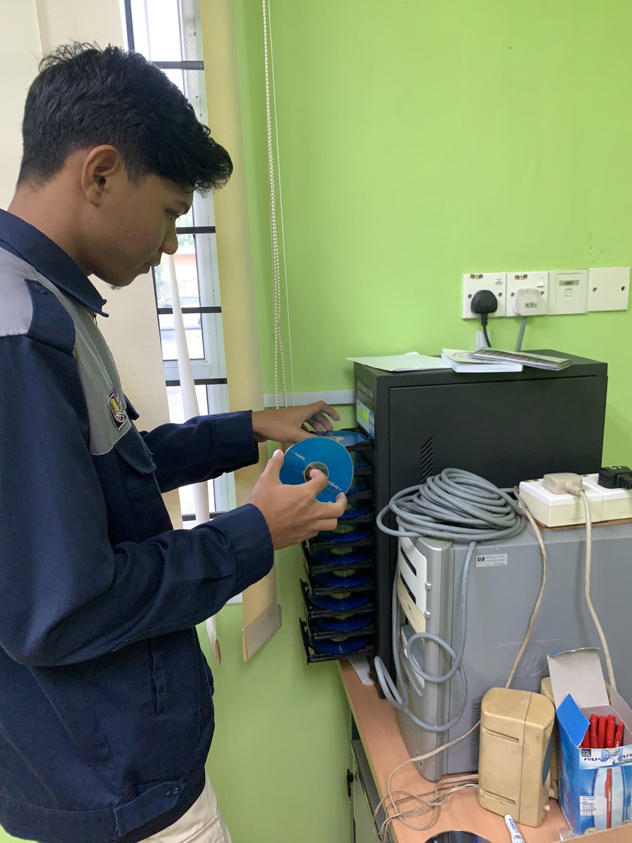 jkrckmintern's tweet photo. Rabu 12/4/2023
- Memuat naik data (burn cd) projek SMKA BALING dan SMKA KEDAH ke dalam cd kosong untuk agihan kelada kontraktok
- Membuat sampul cd berlengkap label
@EnCiK_JM1
@JKRCKMKedah
#internfebjun2023
#ckmkedah https://t.co/J4xbJO8jVU
