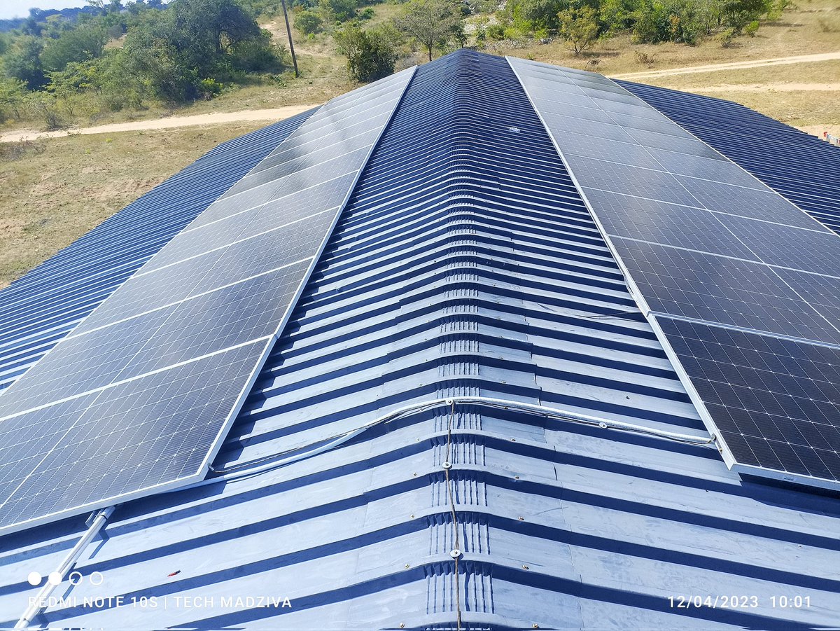 Eng_Madziva's tweet photo. Energy Update:April.
We were honoured to be graced by the visit of Honourable Minister Masuku at one of our Solar for Cold Room Projects at Insukamini In Gweru yesterday when he was touring farming projects in the area💯💯🤛🏿

#SolarShackInstallation https://t.co/yva1atTMJj