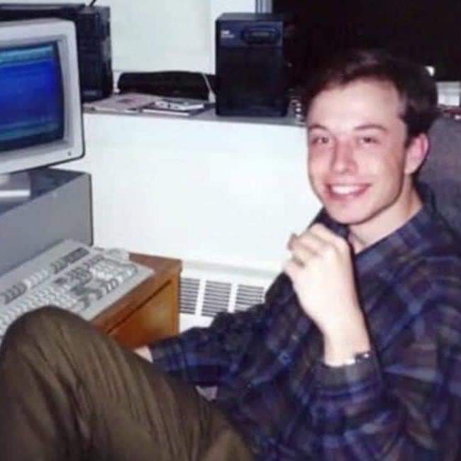 ¿Qué hacia <a href="/elonmusk/">Elon Musk</a>  antes de iniciar Tesla Motors?

Elon Musk nació en el 28 de Junio de 1971 en Pretoria, Sudáfrica

A los 8 años leía 10 horas al día. Leyó la enciclopedia Británica completita

A los 12 años programó un juego (en lenguaje BASIC), llamado BLASTAR, el que...