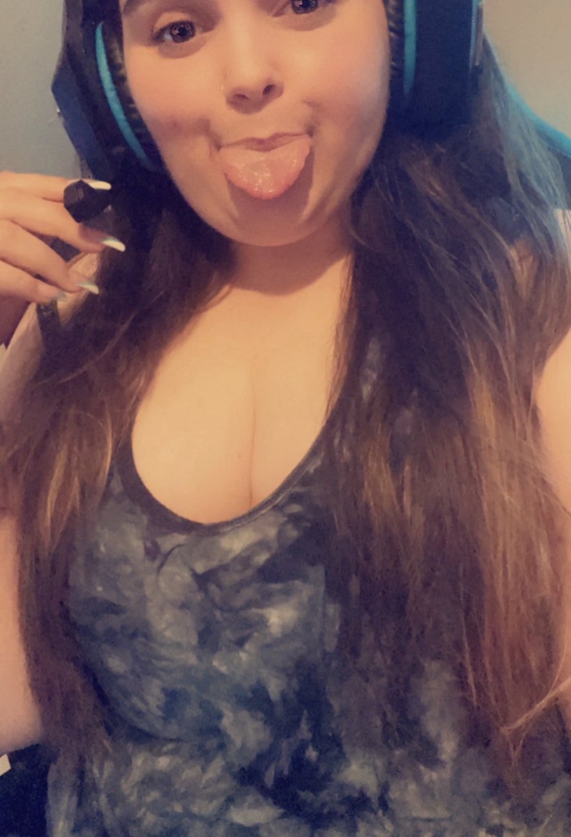 If you like gaming and you like big girls come follow me on twitch so we can game together 😘