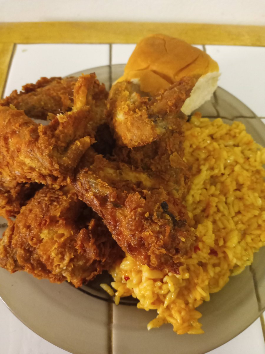 Cooking_vanessa's tweet photo. Cajun fried chicken,  Mexican rice with Hawaiian bun  #FoodieBeauty #Food #Foodie https://t.co/ZXIlN8BWJt