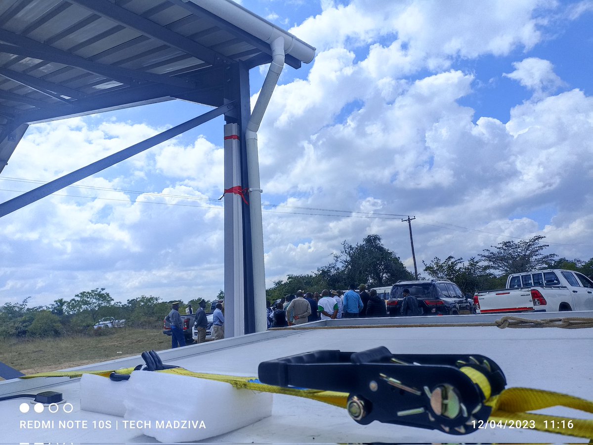 Eng_Madziva's tweet photo. Energy Update:April.
We were honoured to be graced by the visit of Honourable Minister Masuku at one of our Solar for Cold Room Projects at Insukamini In Gweru yesterday when he was touring farming projects in the area💯💯🤛🏿

#SolarShackInstallation https://t.co/yva1atTMJj