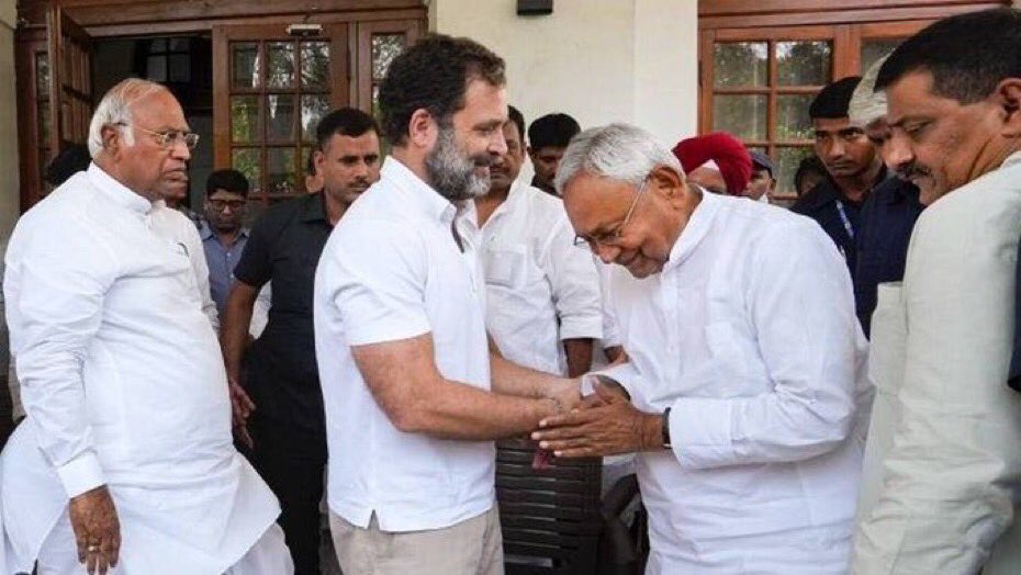 AmitLeliSlayer's tweet photo. 7 times CM, ex Union minister bowing down to a no hoper who was never even a minister, what all politics will make you do 😂🤭

KISSA KURSI KA 😂🤭 https://t.co/uRIVbVvvsk