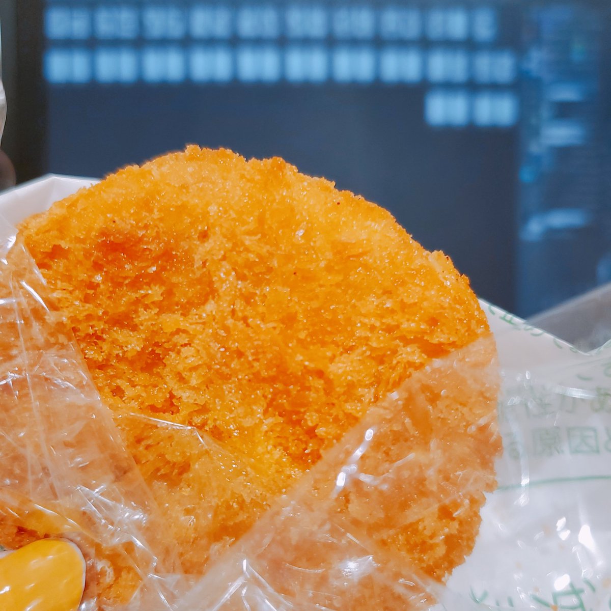 今日はコワーキングスペースでお仕事中((φ(>ω<*)

そこの近くのスーパーで揚げたてコロッケ58円を見かけて思わず2個買い！(牛肉とクリームコロッケ)

持込みOKな所なのでコロッケ食べながらお仕事してます最高✨ https://t.co/rLo2ZZdZHP