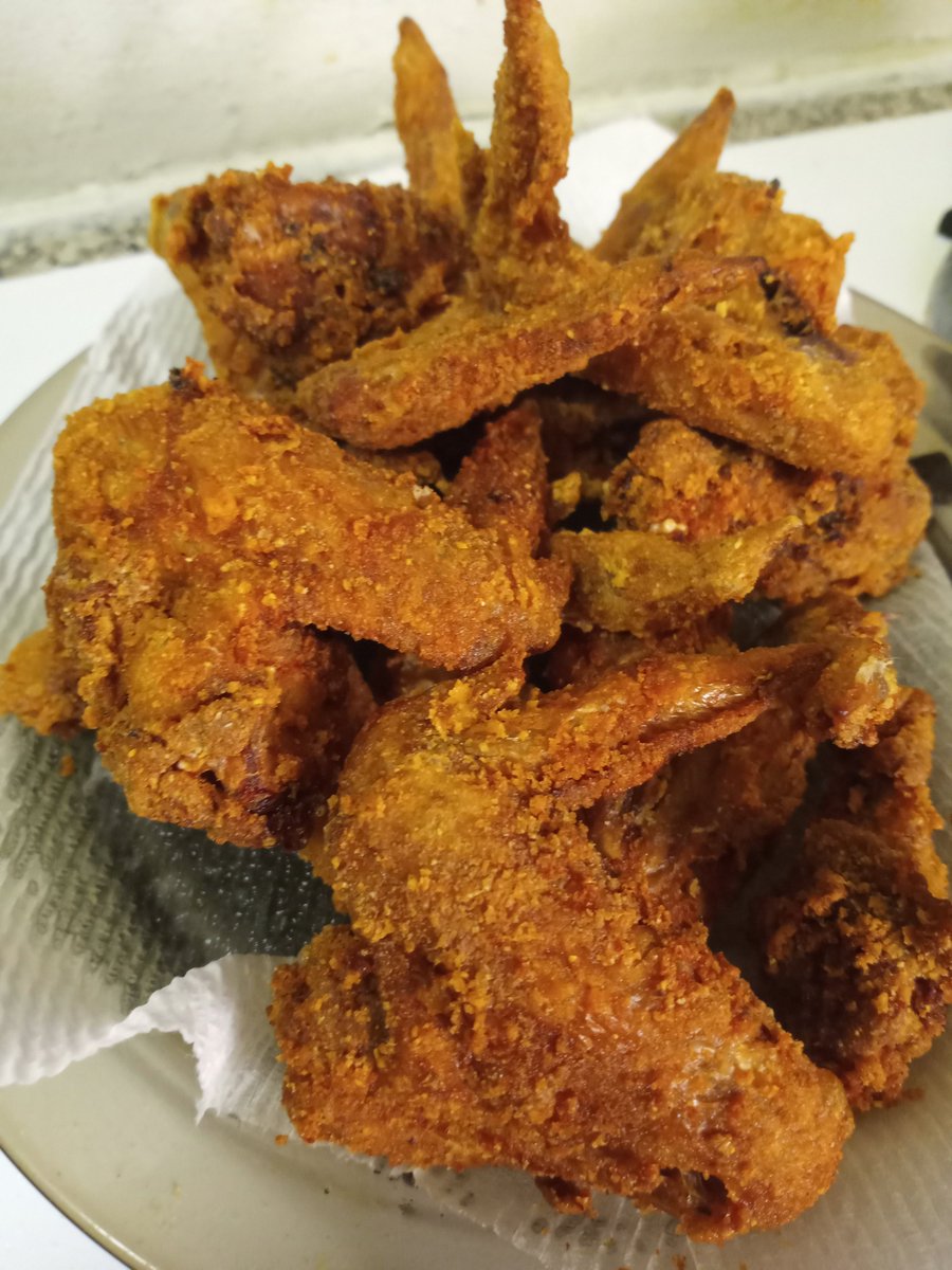 Cooking_vanessa's tweet photo. Fried chicken wings with buttery corn on the cob #FoodieBeauty #Food #Foodies #Foodie https://t.co/zhvl7vgTsx