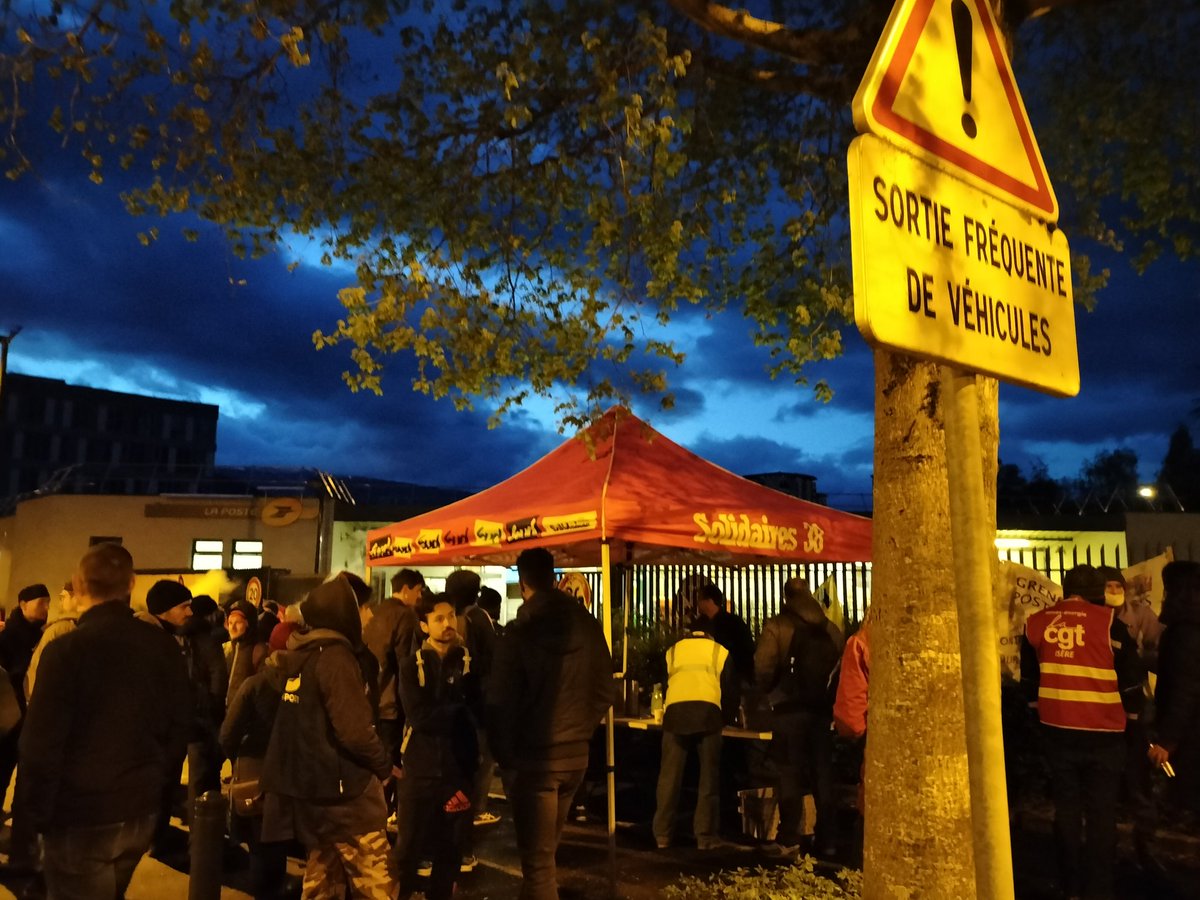 Du monde à la Poste de Lionel Terray en soutien aux intérimaires en grève convoqués par la direction !