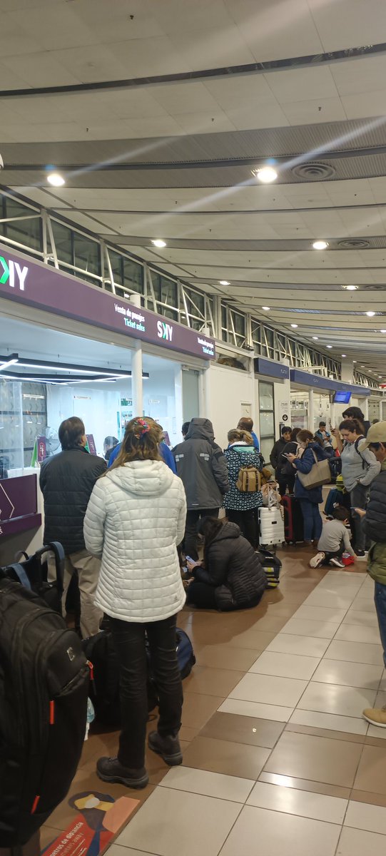 nicoleruiz_ps's tweet photo. @SKYAirline_CL suspende aterrizaje en Puerto Montt por condición climática y no tiene personal suficiente para gestionar cambio de pasaje 🤦... Más de 100 personas esperando en counter stgo https://t.co/xMBErvraBc