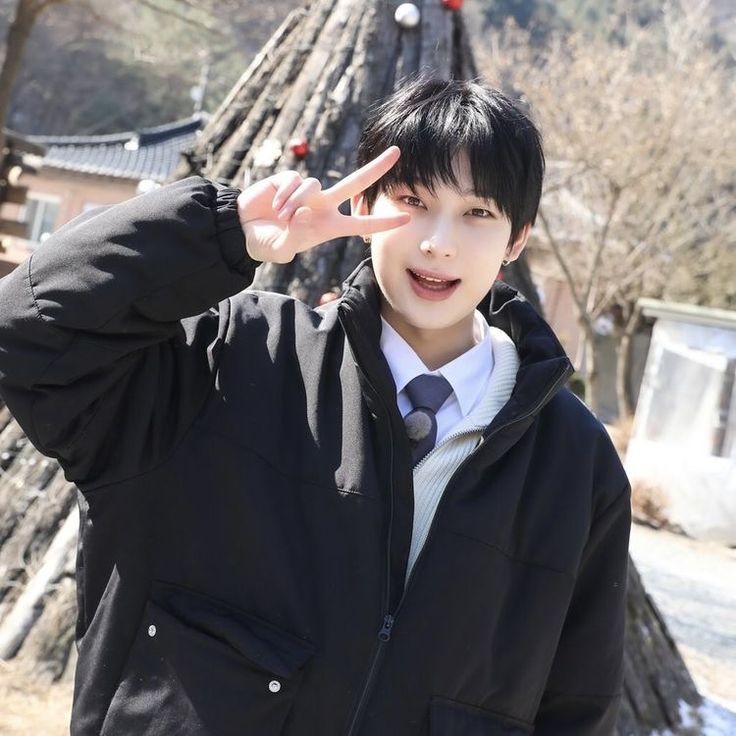;; start ! 

henlo im Kael, nice to meet youu!! 
☆ enhypen, tomorrow by together, seventeen , newjeans, ive, loona
☆ she / her , 14 , enfp!
☆ im not new to #kpoptwt!