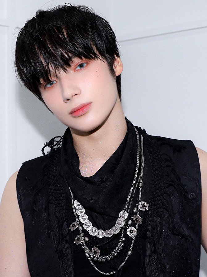 look at me, look at me, look at me now~ 🖤🤍