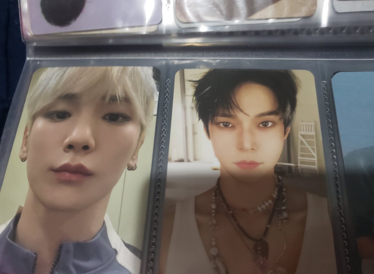 shayni_day_'s tweet photo. Mutis se que les debo unboxing, ya me llego la merch por ahora les mostraré las pcs que me tocaron del álbum de key de killer, nct dream glitch mode, y aespa savage

El ligstick de nct esta hermoso <3
#kpoptwt #unboxing #unboxingkpop #NCT #aespa #kpoppc #keykiller #ligstick https://t.co/k6d1dcrZAf