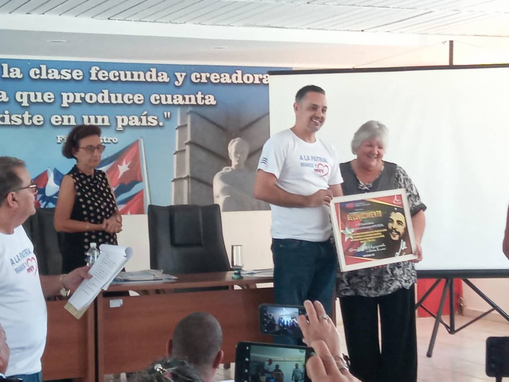 oscar141080's tweet photo. Recibe ETECSA VPTI - VPOR reconocimientos en el Balance de la ANIR Nacional en manos de la hija del presidente de Honor Ernesto Guevara, por su funcionamiento y aportes. #MejorEsPosible #Cubainformatiza #VamosConTodo https://t.co/V2emD7TczN