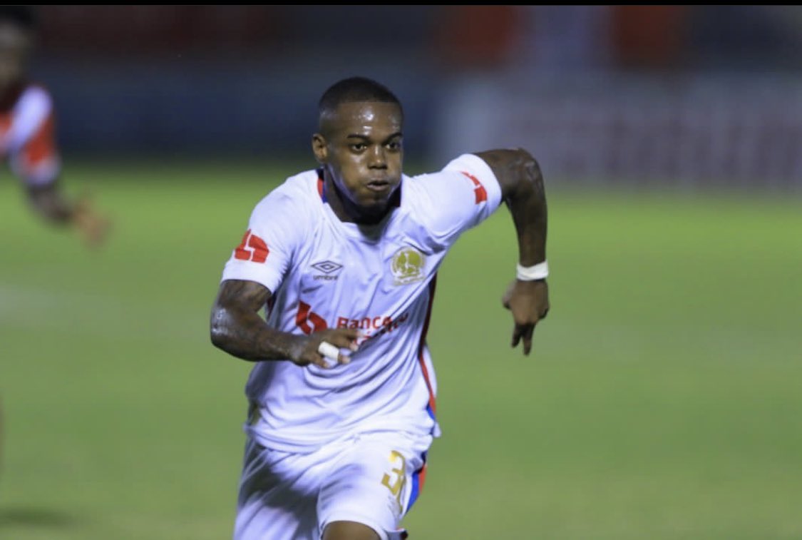 SoyWittyHN's tweet photo. El futbolista hondureño Edwin Solani, aceptó a Cristo en su corazón la noche de este miércoles en el Centro Evangelístico de Cead de Tegucigalpa.  Un nuevo comienzo en la vida personal para el jugador del Olimpia. https://t.co/Ax0rTcdzhj