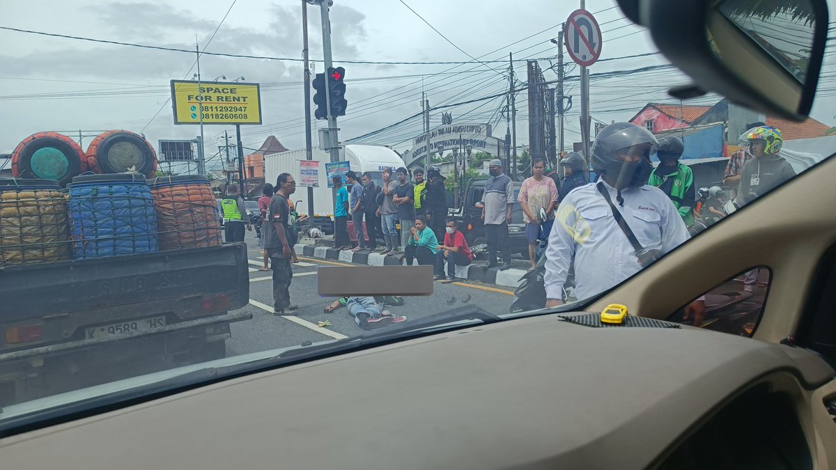 merapi_uncover's tweet photo. [Breaking News] lagi wae terjadi Kecelakaan di bandara adisucipto Yogyakarta..  mungkin ada yang tau info lengkapnya? 

Maaf tidak sempat berhenti 

📸: @Fauzan_Ojan8 https://t.co/tYGhv2UqgQ