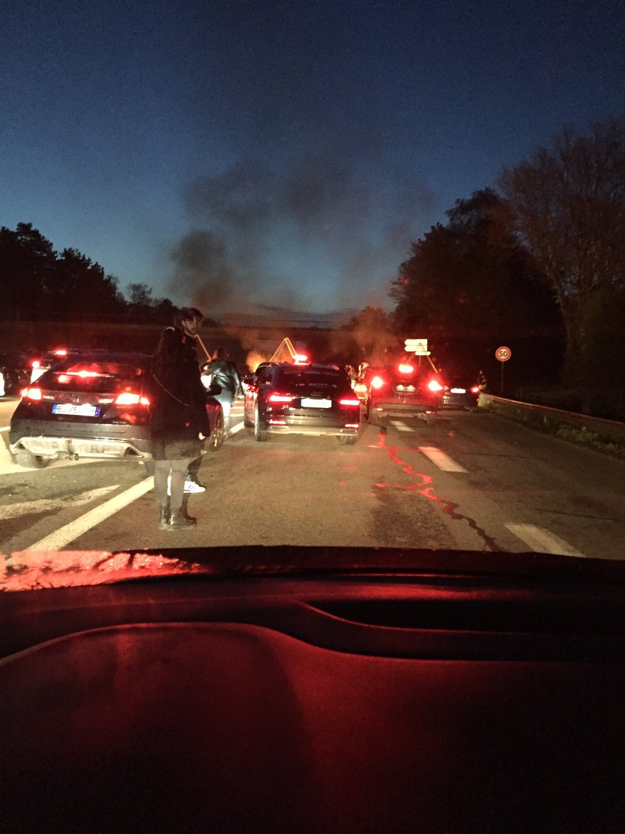 YohLaB's tweet photo. Rocade totalement bloquée juste après le bowling en direction d’Angers. Manifestation en cours depuis 6h20. #angers #Greve12Avril #NonALaReformeDesRetraites https://t.co/lBbEGPr9Ac