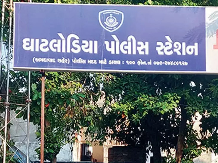 गृहमंत्री <a href="/sanghaviharsh/">Harsh Sanghavi</a>जी के कार्यालय और <a href="/dgpgujarat/">DGP Gujarat</a>ने जिस पुलिसकर्मी को सस्पेंड किया उसके खिलाफ FIR दर्ज करने गए<a href="/Bajrangdal_Guj/">Bajrang Dal Gujarat</a> के कार्यकर्ताओ को घाटलोडिया PI चौधरीने आरोपीसे प्रेम निभाते हुए FIR करने से मना किया,आज Fir नही करते तो बजरंगदल पुलिस स्टेशन पर रामधुन कर गेराव करेगा।