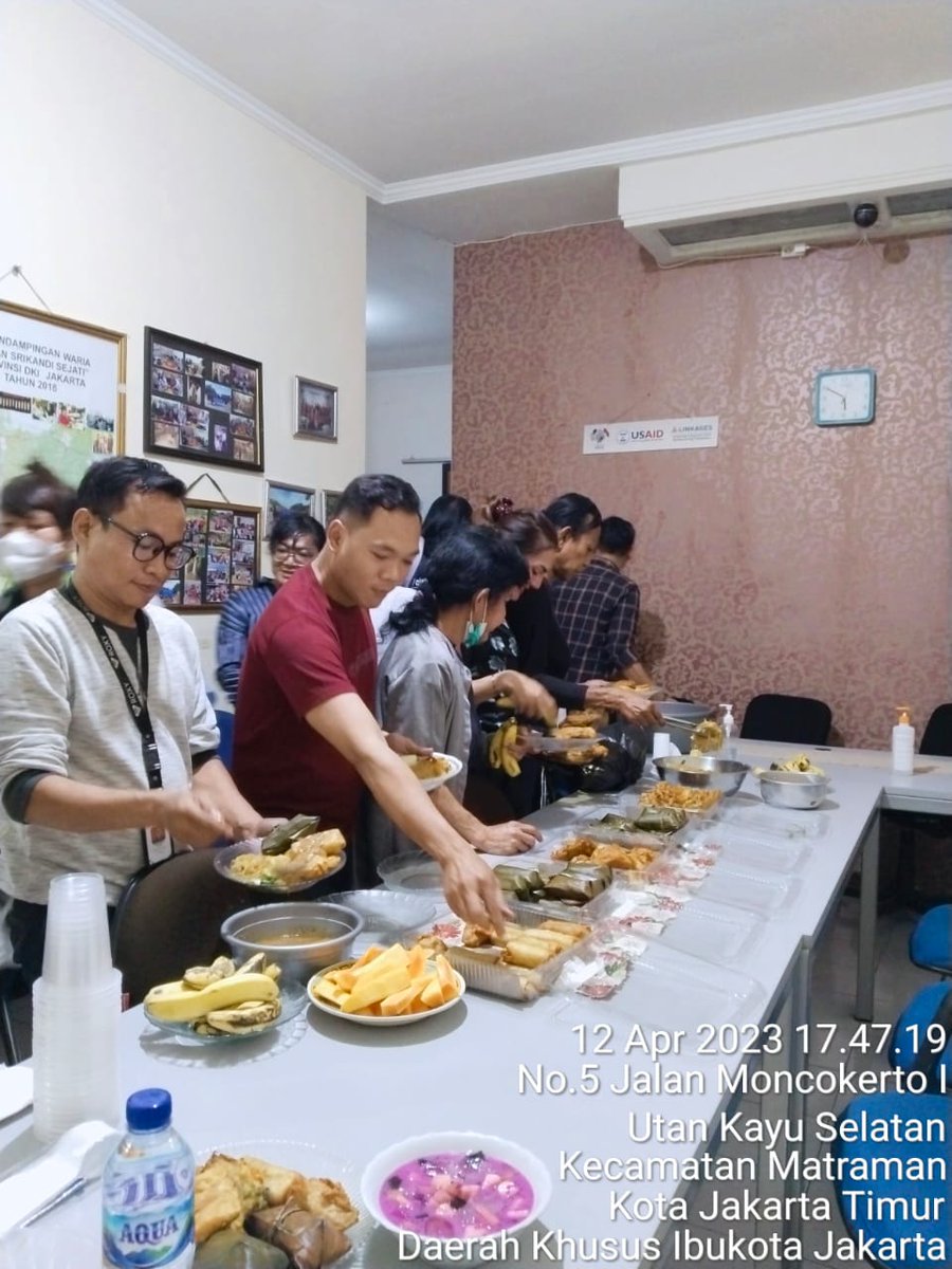 srikandi1998's tweet photo. Buka puasa bersama Yayasan Srikandi Sejati 

#Ramadhan 
#TransWomenindonesia
#happyfasting
#wariajkt 
#waria 
#yayasansrikandisejati
#srikandisejatifoundation
#yayasansrikandisejatiwordpress
#fhi360
#iptar https://t.co/SK90RHsjO2