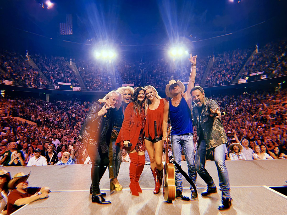 kennychesney's tweet photo. Birmingham was magic. Thank you again @KelseaBallerini and what a suprise on stage from @LittleBigTown. I love you guys.   Always so great to share the stage with you!!! #IGOBACKTOUR https://t.co/5aThYSUvKe