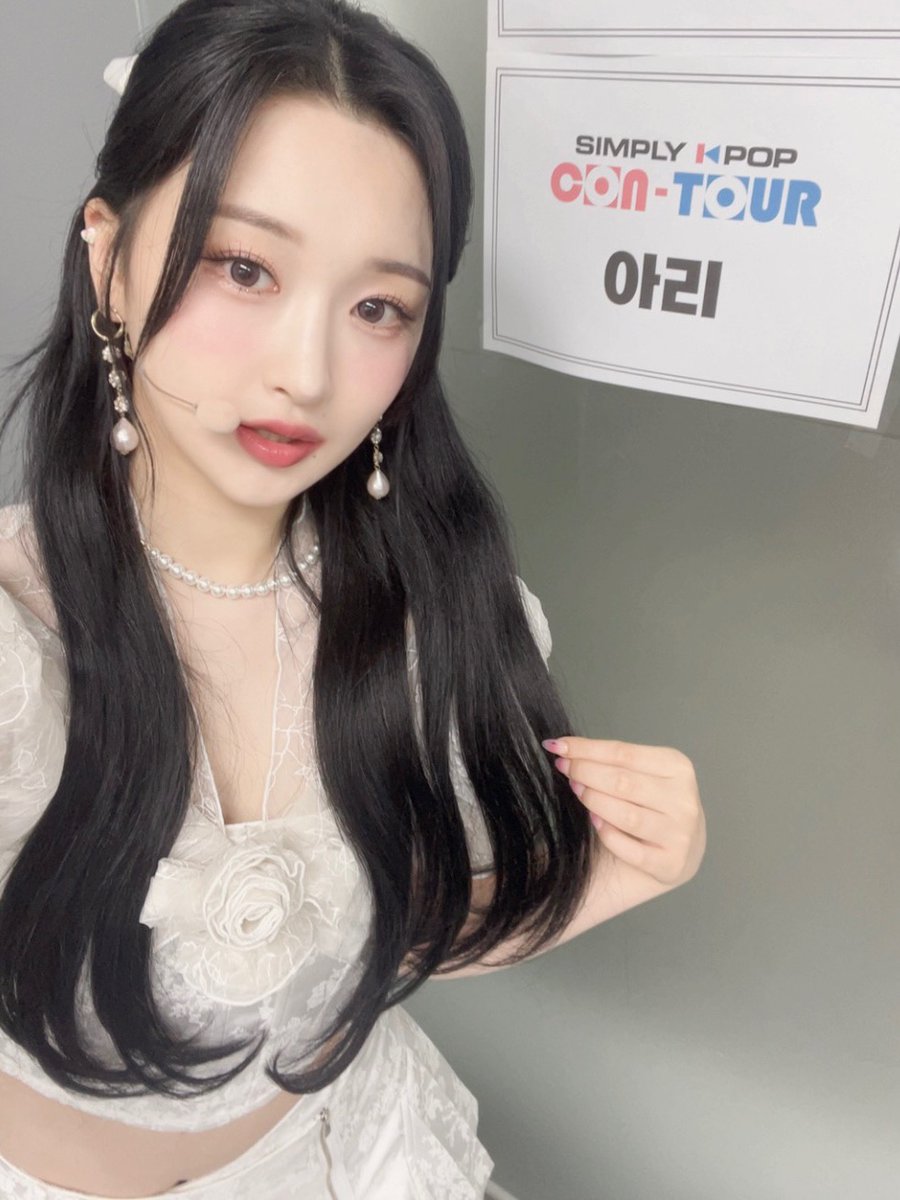 Rockingdoll_'s tweet photo. [📺]

잠시 후 1시! #아리랑TV #SimplyK-Pop 에 Rocking doll Ahri (록킹돌 아리)가 출연합니다. 아리와 함께 즐거운 불금 보내세요~🦙🤍

#아리 #Ahri #EyesOnMe 
#Rockingdoll #록킹돌 https://t.co/d94Mc5cXnq