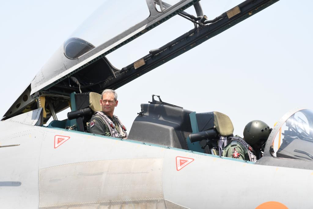 #ExCopeIndia, Gen. Kenneth S. Wilsbach Commander, Pacific Air Force visited AF Stn Kalaikunda on 11thApril. He flew a training mission in an IAF Su-30MKI, & interacted with Air Marshal SP Dharkar, AOC-in-C of IAF's Eastern Air Cmnd & the exercise participants
@IAF_MCC @prodefgau