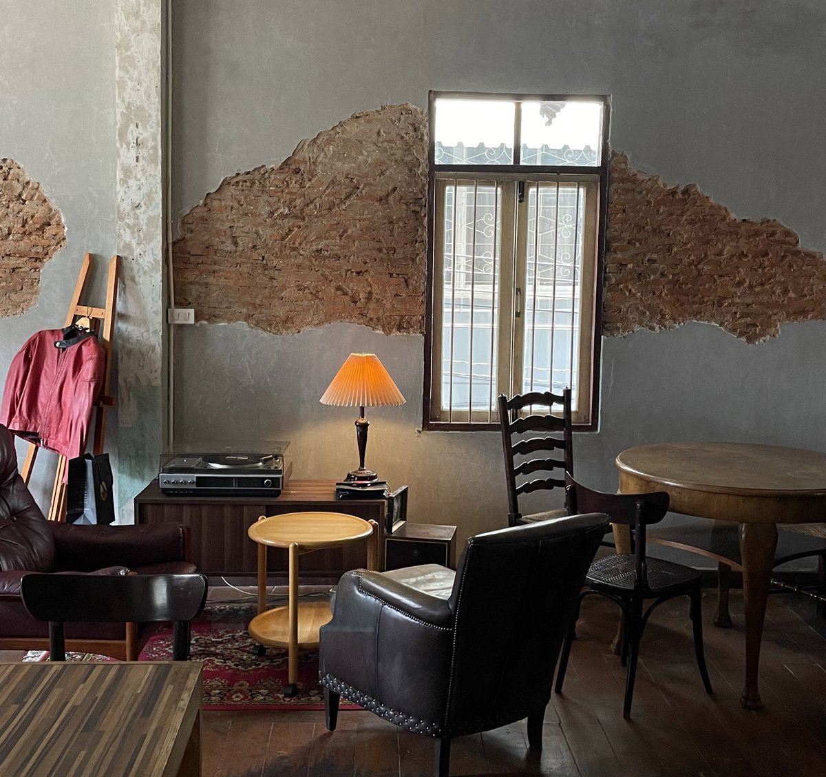 sfkkfs_'s tweet image. แนะนำคาเฟ่วินเทจขั้นสุด ฟิลแม่ทำอาหารให้กินที่บ้าน Camelot Cafe Bangkok โคตรอบอุ่น ;-; ร้านน่ารักมากกมี 3 ชั้น เป็นคาเฟ่ มีอาหาร มีออร์แกนิคไวน์ให้กิน ชั้นบนสุดชวนเพื่อนมาปาร์ตี้ได้ด้วย มุมถ่ายรูปเยอะมากก 🥂🎨