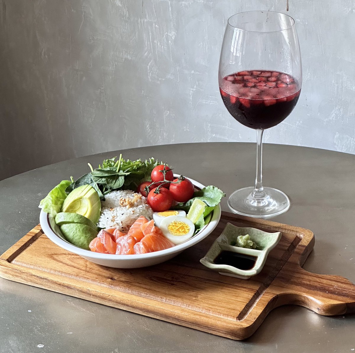 sfkkfs_'s tweet image. แนะนำคาเฟ่วินเทจขั้นสุด ฟิลแม่ทำอาหารให้กินที่บ้าน Camelot Cafe Bangkok โคตรอบอุ่น ;-; ร้านน่ารักมากกมี 3 ชั้น เป็นคาเฟ่ มีอาหาร มีออร์แกนิคไวน์ให้กิน ชั้นบนสุดชวนเพื่อนมาปาร์ตี้ได้ด้วย มุมถ่ายรูปเยอะมากก 🥂🎨