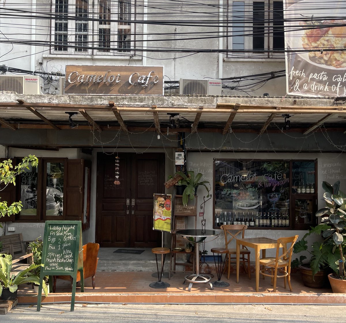 sfkkfs_'s tweet image. แนะนำคาเฟ่วินเทจขั้นสุด ฟิลแม่ทำอาหารให้กินที่บ้าน Camelot Cafe Bangkok โคตรอบอุ่น ;-; ร้านน่ารักมากกมี 3 ชั้น เป็นคาเฟ่ มีอาหาร มีออร์แกนิคไวน์ให้กิน ชั้นบนสุดชวนเพื่อนมาปาร์ตี้ได้ด้วย มุมถ่ายรูปเยอะมากก 🥂🎨