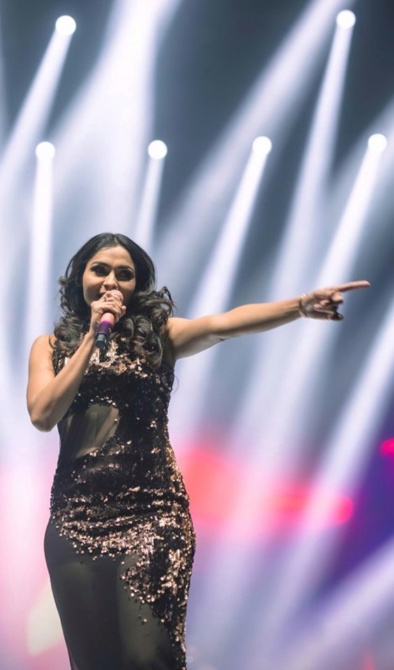 kollywoodnow's tweet photo. 'Yennadi Maayaavi🧚✨' #AndreaJeremiah's Rock n Roll🎤💃 Pics from her 📥Latest Music Stage🎪🎺. Looks AROUSING👰🤤..

#AndreaJeremiah #Pisaasu2 #Maaligai #Vattam #Kaa #beauty #actress #pretty #celebrity #TamilActress #actorslife #kollywood https://t.co/UUeAPbxxVi