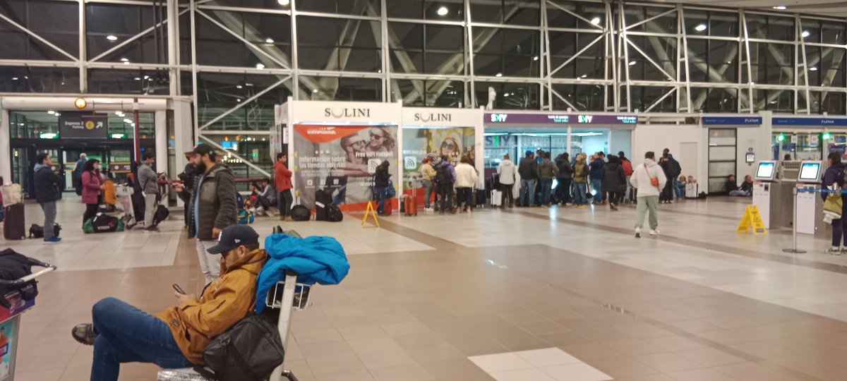 marxchelo's tweet photo. @nicoleruiz_ps @SKYAirline_CL Y seguimos esperando, la fila no avanza y nula respuesta de @SKYAirline_CL https://t.co/VgnlC6Ckgx