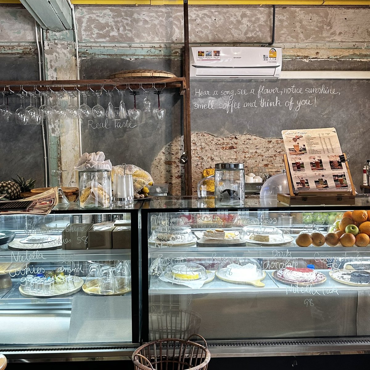 sfkkfs_'s tweet image. แนะนำคาเฟ่วินเทจขั้นสุด ฟิลแม่ทำอาหารให้กินที่บ้าน Camelot Cafe Bangkok โคตรอบอุ่น ;-; ร้านน่ารักมากกมี 3 ชั้น เป็นคาเฟ่ มีอาหาร มีออร์แกนิคไวน์ให้กิน ชั้นบนสุดชวนเพื่อนมาปาร์ตี้ได้ด้วย มุมถ่ายรูปเยอะมากก 🥂🎨