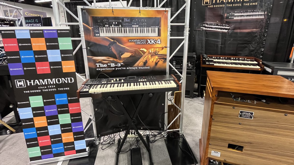 suzuki_music's tweet image. アメリカ・アナハイムコンベンションセンターにて
世界最大規模の楽器展示会NAMM SHOW開催中🌟
#HAMMOND から新製品XKｰ4を発表しました！

▼詳細はこちら
suzuki-music.co.jp/products/65781/

#NAMM #NAMM2023 #鈴木楽器