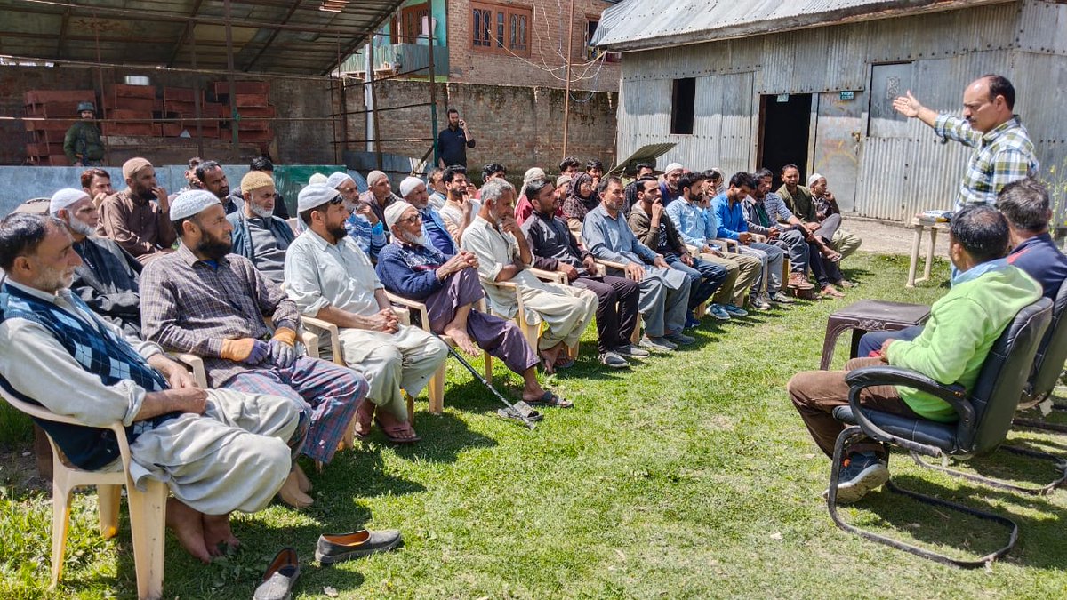 JannatLolab's tweet photo. #IndianArmy Organized Skill Development Workshop on Hybrid Fruit Cultivation for the Locals of Kupwara Block at Gushi. 
#IndianArmy
#kashmir
#ProsperousKashmir 
#KashmirMeinTiranga 
#HybridApple
#NayaKashmir
#G20 https://t.co/8Xh8DC5tIT