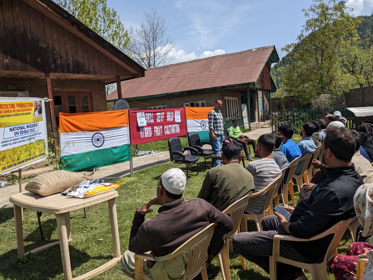 JannatLolab's tweet photo. #IndianArmy Organized Skill Development Workshop on Hybrid Fruit Cultivation for the Locals of Kupwara Block at Gushi. 
#IndianArmy
#kashmir
#ProsperousKashmir 
#KashmirMeinTiranga 
#HybridApple
#NayaKashmir
#G20 https://t.co/8Xh8DC5tIT
