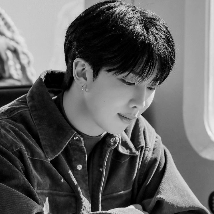 koyagitu's tweet photo. Namkook AU—

Tadinya Kook dm Joon, penulis favoritnya, kinta doa restu mau nembak gebetan. Tapi gebetannya udah punya doi :(( https://t.co/By0LmpnieI