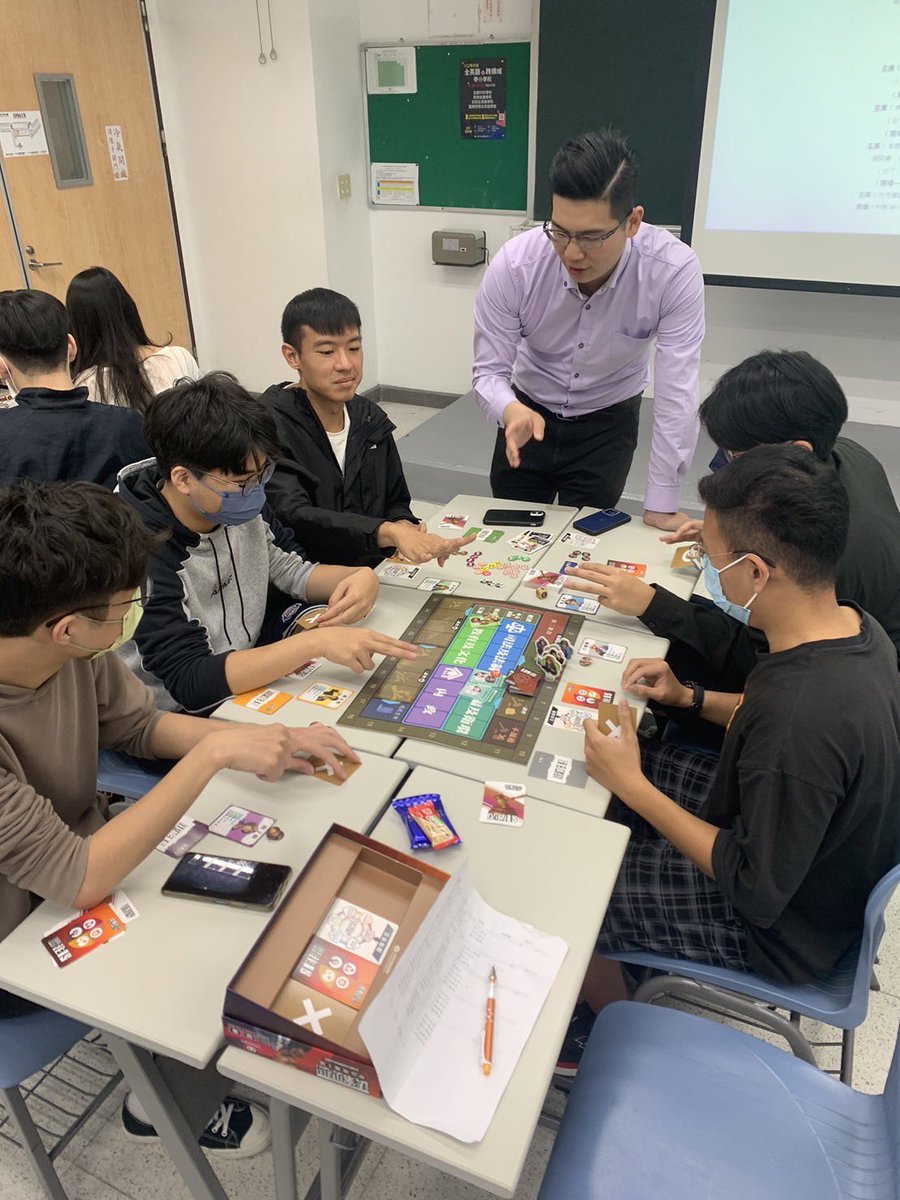 4/10- CCW’s VP,James Kan, visited Soochow University to share CCW’s experience with evaluating members of the Legislative Yuan. At the same time, he promoted CCW’s board game, Congress in Taiwan.