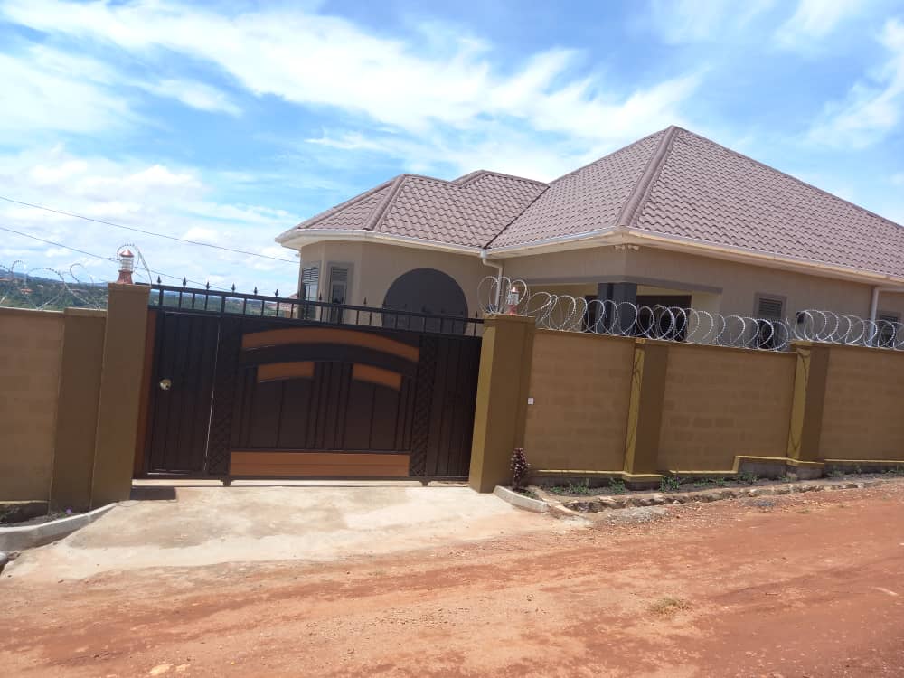 shukranproperty's tweet photo. BEAUTIFUL HOUSE ๐ FOR SALE.
๐ #3bedroom #3bathrooms, kitchen and well fenced.
๐ Located in Gayaza-nakwero canan estate.
๐Seated On 10 decimals with ready tittle.
๐Selling price at #240m..
Call 0706592177 https://t.co/gckKoJvn6o