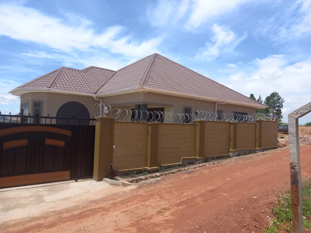shukranproperty's tweet photo. BEAUTIFUL HOUSE ๐ FOR SALE.
๐ #3bedroom #3bathrooms, kitchen and well fenced.
๐ Located in Gayaza-nakwero canan estate.
๐Seated On 10 decimals with ready tittle.
๐Selling price at #240m..
Call 0706592177 https://t.co/gckKoJvn6o