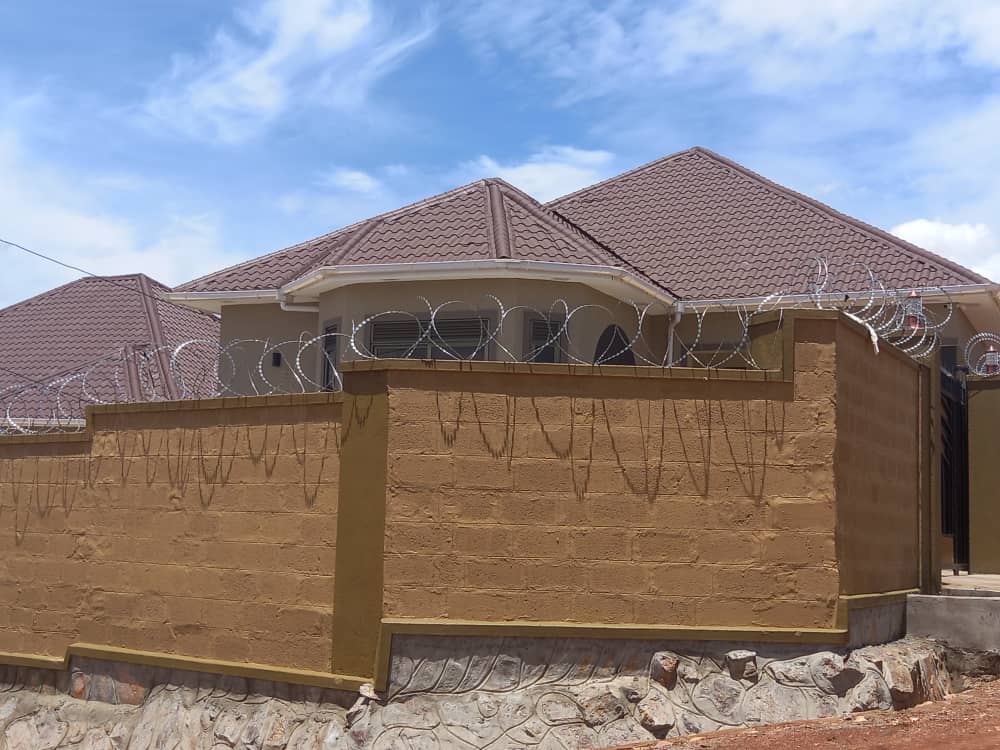 shukranproperty's tweet photo. BEAUTIFUL HOUSE ๐ FOR SALE.
๐ #3bedroom #3bathrooms, kitchen and well fenced.
๐ Located in Gayaza-nakwero canan estate.
๐Seated On 10 decimals with ready tittle.
๐Selling price at #240m..
Call 0706592177 https://t.co/gckKoJvn6o