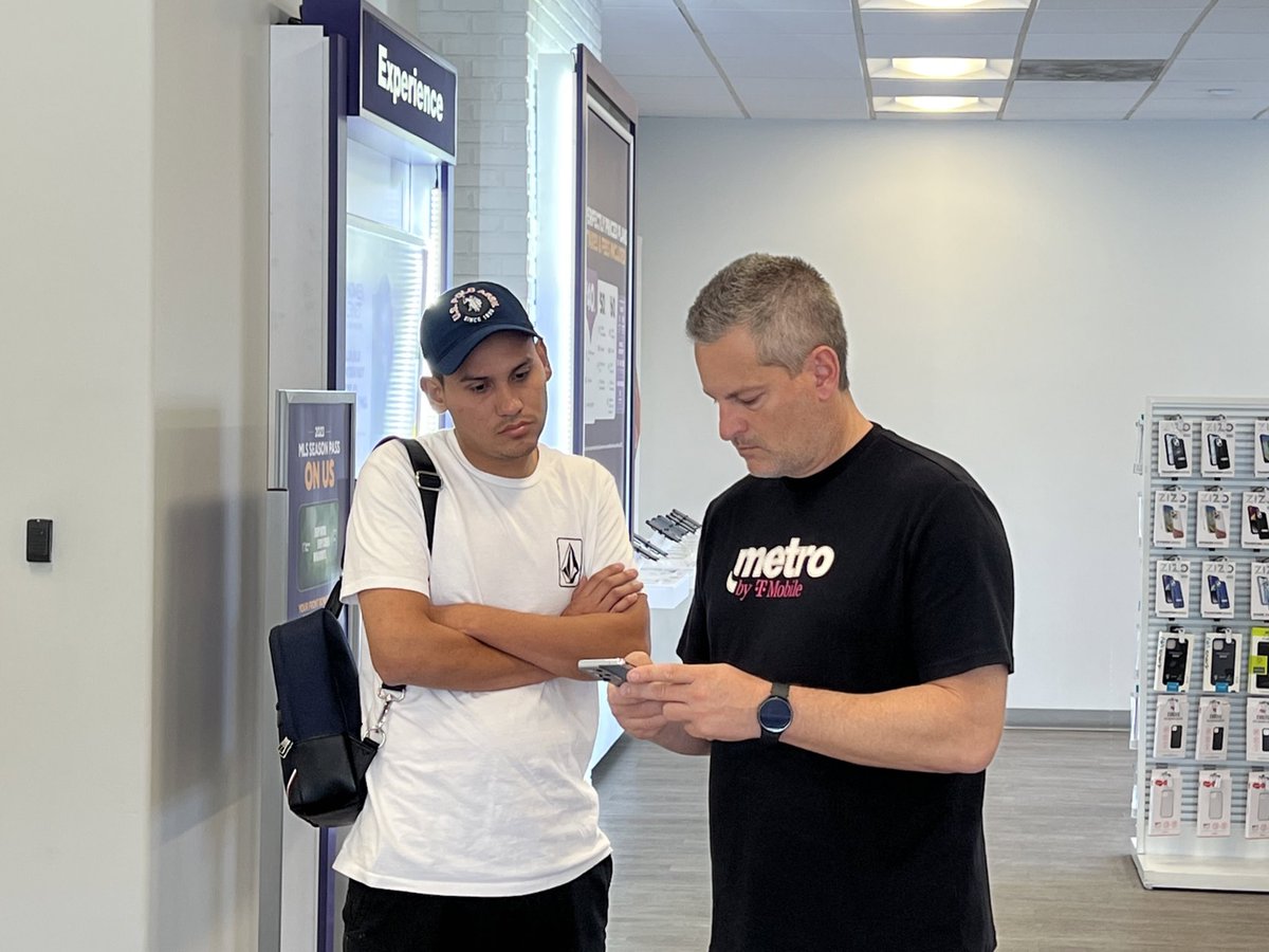 JamesLeeWW's tweet photo. Chris Carr leading with integrity, passion and genuinely caring about his frontline, his partners and his CRAFT! #ShadowTheLeader we are excited about the game-changer dealer ready to ELEVATE the EXPRESS CHANNEL π E.W. @anthonyheng82 @MetroByTMobile @TMobile https://t.co/quRKYheSFs