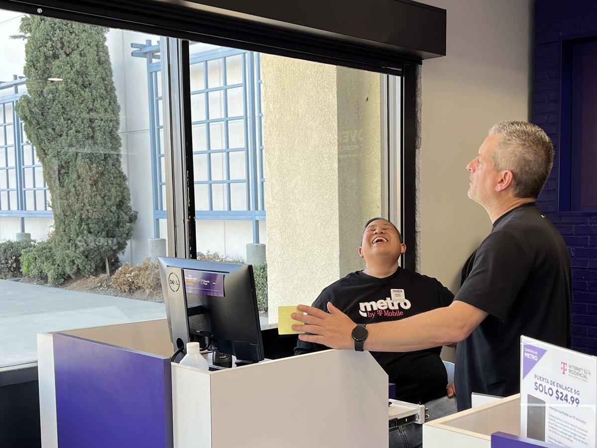 JamesLeeWW's tweet photo. Chris Carr leading with integrity, passion and genuinely caring about his frontline, his partners and his CRAFT! #ShadowTheLeader we are excited about the game-changer dealer ready to ELEVATE the EXPRESS CHANNEL π E.W. @anthonyheng82 @MetroByTMobile @TMobile https://t.co/quRKYheSFs