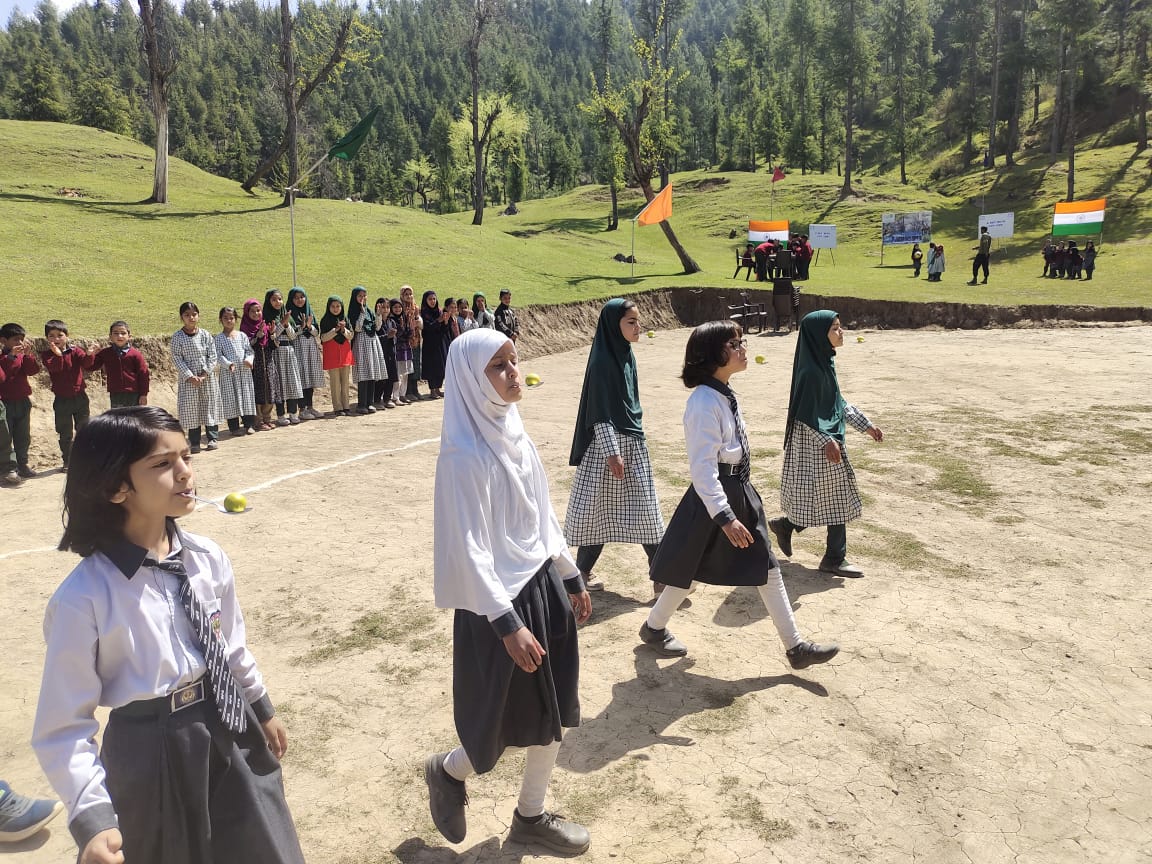 JannatLolab's tweet photo. INDIAN ARMY  ORGANISED 'A DAY WITH COY CDR' AT MARKUL, LOLAB, DISTRICT KUPWARA.
#IndianArmy
#NayaKashmir
#HumSayaHainHum
#ProsperousKashmir
#ADaywithCoyCdr https://t.co/d3QXXV3OWe