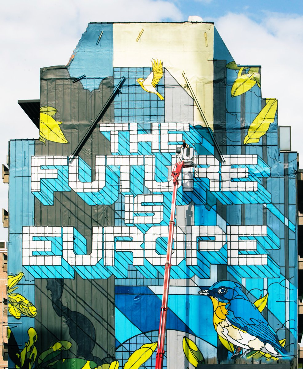 Did you know that the now famous #Brussels mural “The Future is Europe” was painted by Belgian artist NovaDead in 2017? Originally intended as a temporary piece of street art, the mural occupies 580m2 on a 30m-high wall and is now a landmark of the #EU quarter. #EUtrivia #history